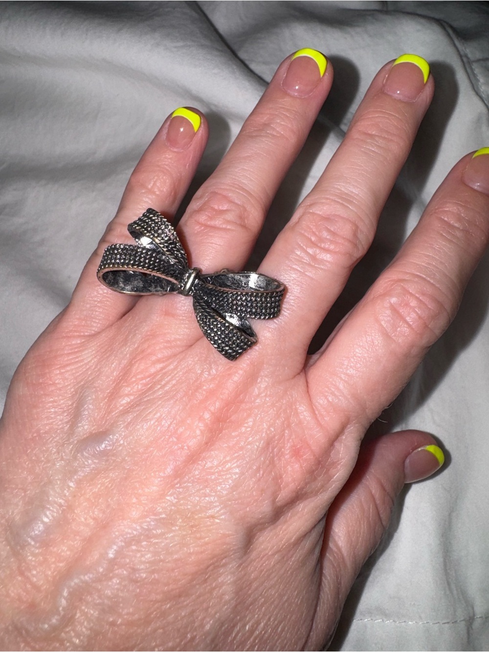 Vintage Silvertone Textured Bow Statement Ring Comfort Stretch Band